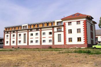 Pohled na budovu bývalého zámku od jihovýchodu (© Jan P. Štěpánek, 09/2006)