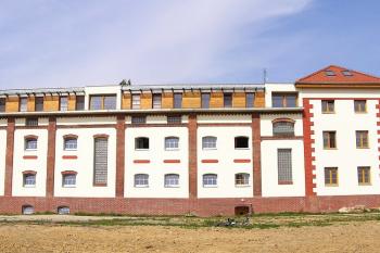Panorama bývalého zámku od jihu (© Jan P. Štěpánek, 09/2006)