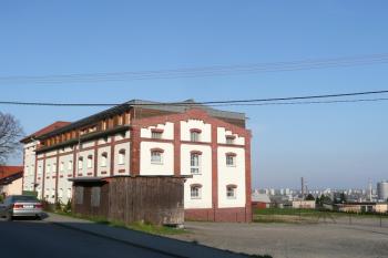 celkový pohled na přestavěný objekt bývalého zámku od západu ( © Jan P. Štěpánek 05/2009)
