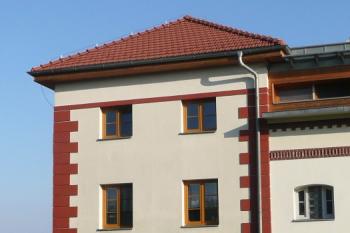 hmota bývalého zámku zakomponovaná do bloku nedávno nedávno upraveného pro bytové účely ( © Jan P. Štěpánek 05/2009)