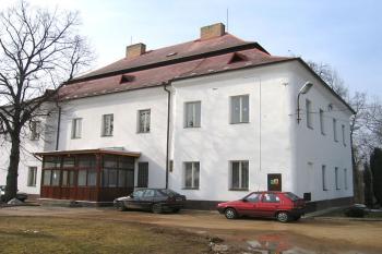 Zámek z bývalého nádvoří ( © Pavel Vítek 03/2006)