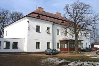 Zámek z bývalého nádvoří ( © Pavel Vítek 03/2006)