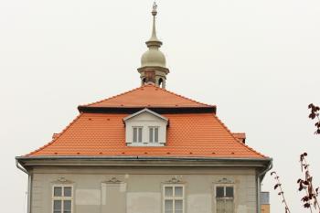 zámek od V (© Dita Kacerovská, 04/2014)