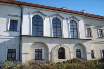 opravená fasáda s balkonem (© Petr Pospíšil, 11/2015)