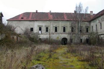 Západní zámecké křídlo s hlavním vstupem ( © Filip Matoušek 12/2001)
