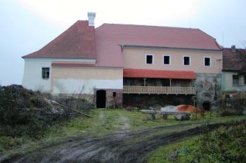 Východní průčelí ( © Filip Matoušek 12/2001)