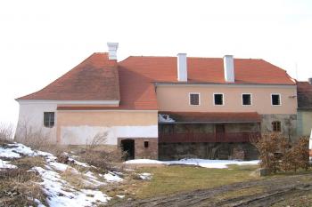 Průčelí tvrze ( © Pavel Vítek 03/2006)