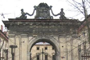 Vstupní brána na nádvoří zámku ( © Pavel Vítek 03/2006)