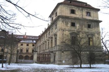 Západní křídlo zámku ( © Pavel Vítek 03/2006)