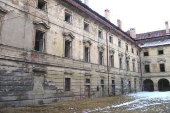 Východní křídlo zámku ( © Pavel Vítek 03/2006)