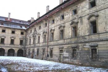 Západní křídlo zámku ( © Pavel Vítek 03/2006)