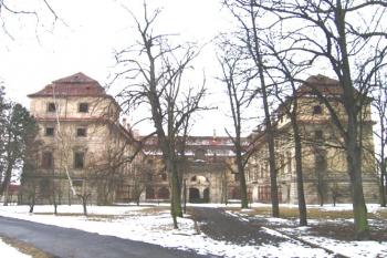 Pohled na zámek z parku ( © Pavel Vítek 03/2006)