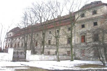 Východní křídlo zámku z parku ( © Pavel Vítek 03/2006)