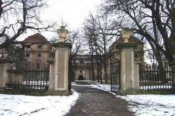 Vchod z náměstí do areálu zámku ( © Pavel Vítek 03/2006)