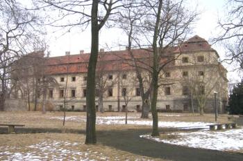 Zámek z parku ( © Pavel Vítek 03/2006)