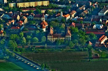 Zámek v ranní mlze - letecký snímek ( © Radovan Smokoň 05/2008)