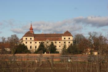Zámek od jihu ( © Ivan Grisa 12/2009)