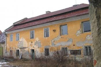Zámek z hospodářského dvora ( © Pavel Vítek 03/2006)