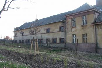 záp.strana zámku od parku (© D Dohňanský, 04/2015)