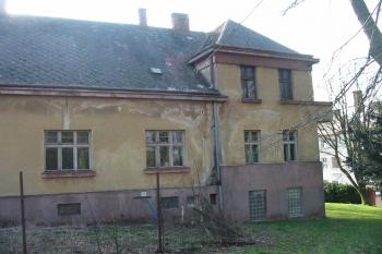 pravé "křídlo"zámku od západu (© D Dohňanský, 04/2015)