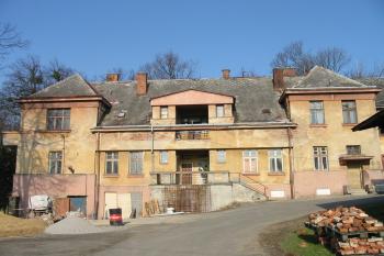 totálně zdevastované hlavní zámecké průčelí (© D Dohňanský, 04/2015)