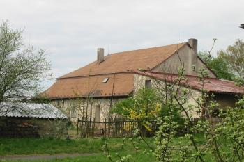 hlavní budova bývalého dvora (© D Dohňanský, 05/2015)