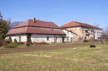 Pohled od jihu na zámek a část původního zámeckého dvora. ( © Jan P. Štěpánek 04/2006)