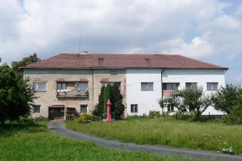 jižní průčelí utilitárně upraveného zámku ( © Jan P. Štěpánek 08/2009)
