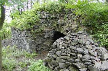 Zbytky hlavní obytné věže – donjonu (©Filip Matoušek 06/2002)