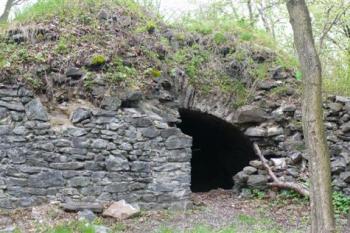 Křečov - donjon v jádru hradu (© zdeněk komínek, 05/2010)