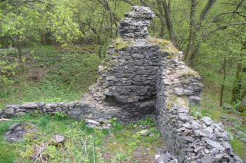 Křečov - pozůstatek věžovité brány navazující na hradbu (© zdeněk komínek, 05/2010)