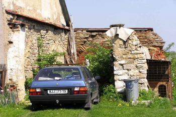 Pozůstatky zdiva ve střední části bývalého severního stavení tvrze (© Jan P. Štěpánek 06/2006)