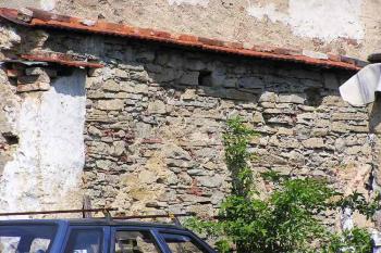 Detail  části zdiva bývalé tvrze (© Jan P. Štěpánek 06/2006)