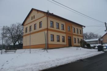 kdysi škola, dnes OÚ s novým "kabátem", stojící na ploše tvrziště (© D Dohňanský, 02/2017)