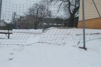 Hrana tvořící sev.hranici tvrziště, dnes ale již uměle dotvořena při stavbě hřiště (© D Dohňanský, 02/2017)