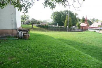 výrazná terénní hrana na severní straně vyznačuje rozsah zaniklé tvrze ( © Jan P. Štěpánek 08/2009)