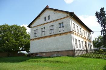 pohled na školu čp. 65 stojící na ploše zaniklého tvrziště ( © Jan P. Štěpánek 08/2009)