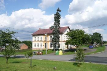 celkový pohled na plochu bývalé tvrze s objektem školy čp. 65 na jejím centrálním pahorku ( © Jan P. Štěpánek 08/2009)
