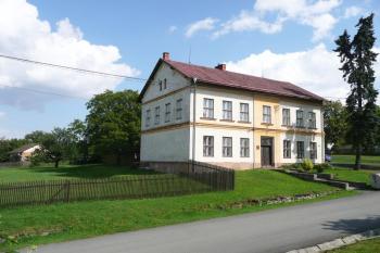 pohled na plochu zaniklé tvrze Vrchy od severozápadu ( © Jan P. Štěpánek 08/2009)