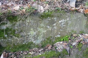 vytesaný nápis :Útulek spálovských před Švédy v r,1643  (© D Dohňanský, 04/2015)