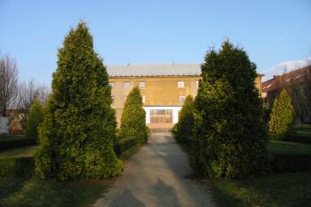 příchod k hlavnímu průčelí přes parčík (© D Dohňanský, 04/2015)