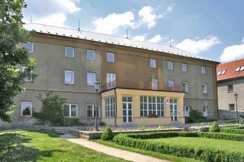 Hlavní průčelí ( © Luděk Pitter 07/2006)