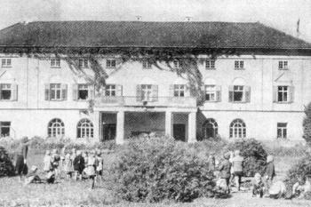Spálovský zámek po opravě v roce 1921 ( © Šlechtická sídla na Novojičínsku (J. Tichánek a Z. Šerý, Butterfly, Opava  2003))