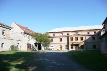 nádvoří zámku s přilehlými hospodářskými objekty ( © Jan P. Štěpánek 09/2009)