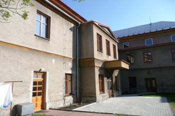 nádvoří zámku se vstupním rizalitem ( © Jan P. Štěpánek 09/2009)
