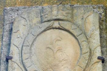 znak rodu Schertzů vyvedený nad vstupní brankou do zámecké zahrady od kostela ( © Jan P. Štěpánek 09/2009)