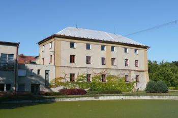 jižní křídlo zámku v pohledu od jihu, přes rybník ( © Jan P. Štěpánek 09/2009)
