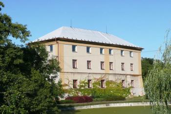 jižní křídlo spálovského zámku přes podzámecký rybník ( © Jan P. Štěpánek 9/2009)