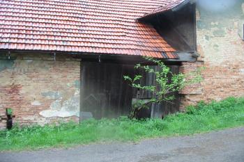 bývalý vjezd do dvora (© D Dohňanský, 05/2015)