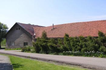 pohled od slavnějšího dřevěného kostela na budovu bývalého fotství (© Jan P. Štěpánek 05/2006)